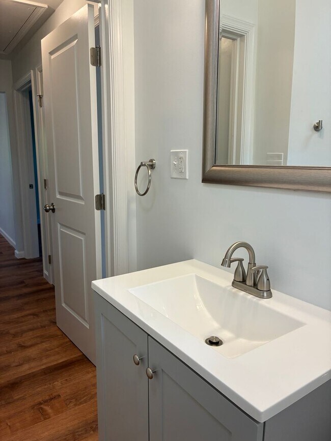 Building Photo - Spacious & Fully Renovated 4-Bedroom Home ...