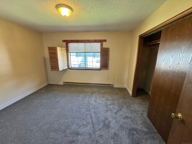 Building Photo - 975 Meriden Rd