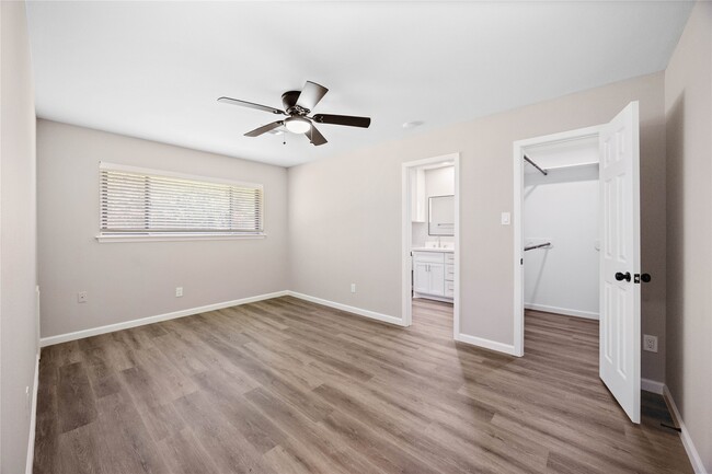 Building Photo - 8826 Tanager St