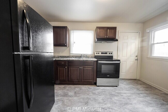 Building Photo - "Charming 2-Bedroom Duplex with Hardwood Floors in Indianapolis - Perfect Rental Opportunity!"