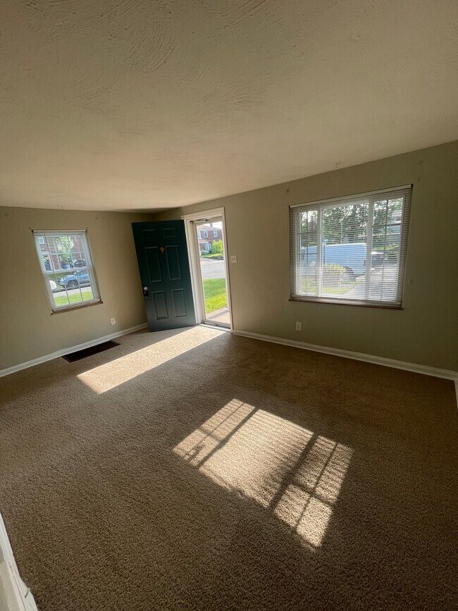 Building Photo - Townhouse on Spacious Corner Lot