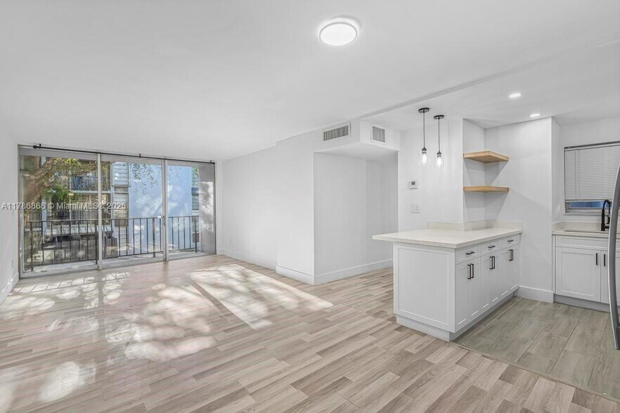 Building Photo - 110 Fontainebleau Blvd