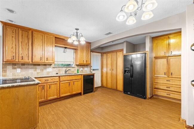 Building Photo - 5718 Upper Lake Dr