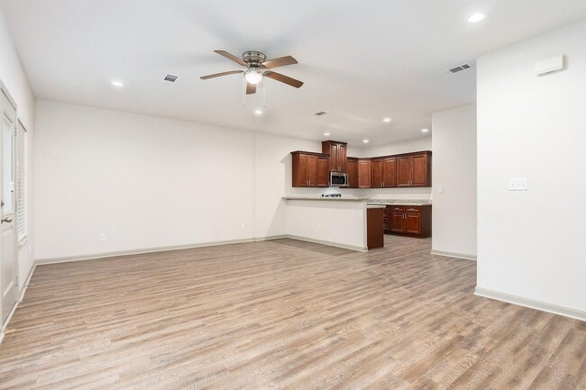 Building Photo - 918 Shady Ln