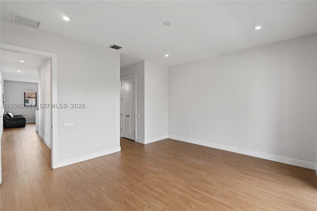 Building Photo - 3472 Emerson Dr
