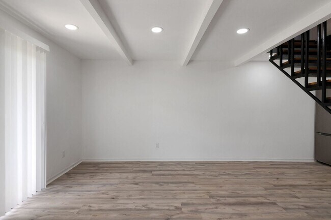 Building Photo - Charming 1BR Condo in Palm Bay