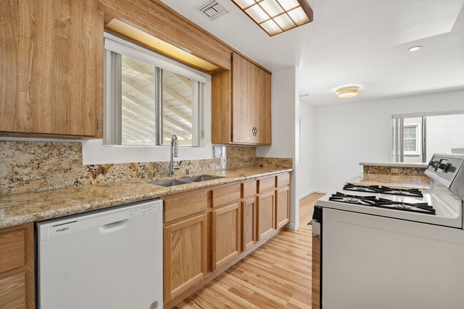 Building Photo - 327 N Avon St