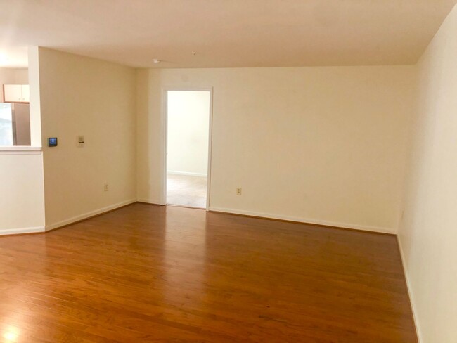 Building Photo - Updated 2 Bedroom Lower Level Condo in Gle...