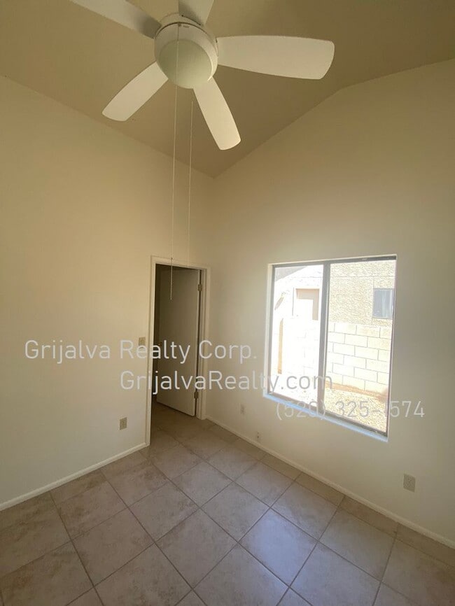 Building Photo - 3 Bed, 2 Bath House for Rent in Rita Ranch...