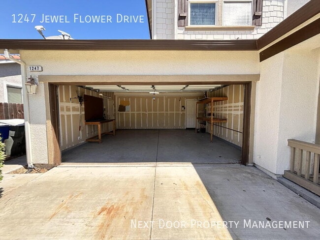 Building Photo - 1247 Jewel Flower Dr