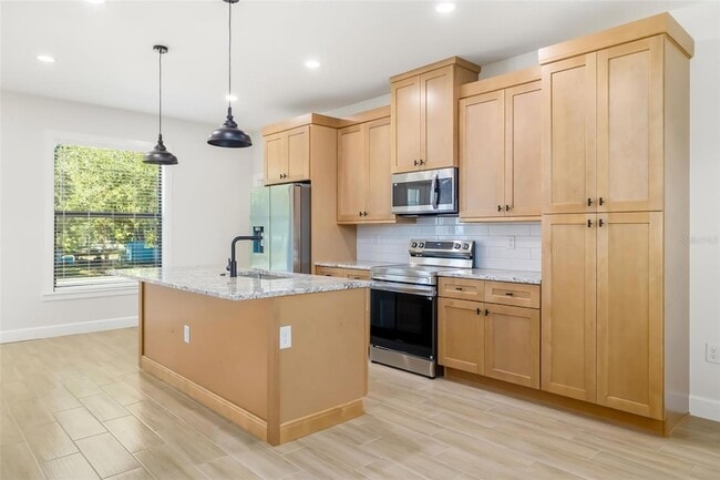 Building Photo - 118 Ruby Ave N