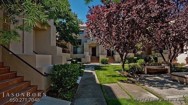 Primary Photo - 129 E Court Ln