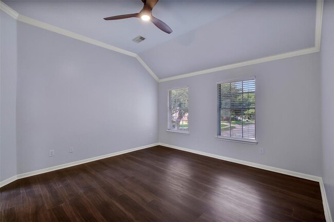 Building Photo - 1908 Oak Hollow Dr W