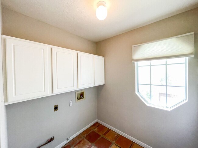 Building Photo - Beautiful 4 Bedroom 2.5 Bathroom Home in L...