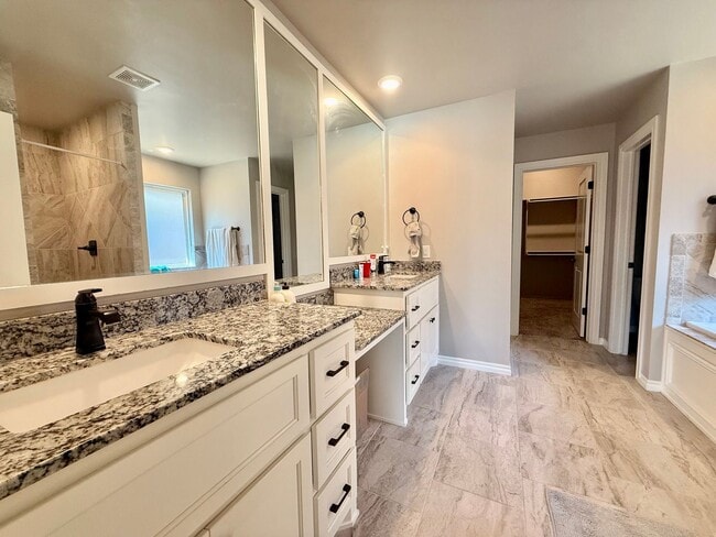 Building Photo - Gorgeous Newer Build! 3 Bed 2 Bath in Deer Creek Schools