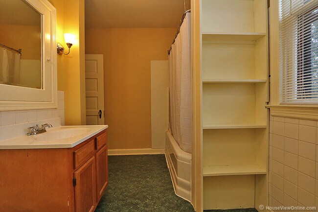 Building Photo - Three Story House Close to SEMO - June 2026- May 2027 Lease