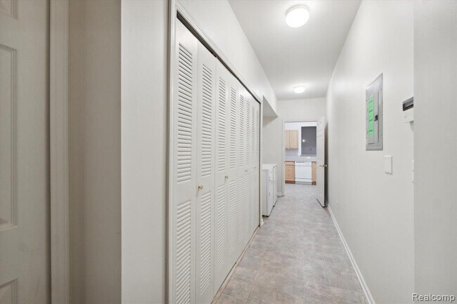 Building Photo - 15980 Morningside