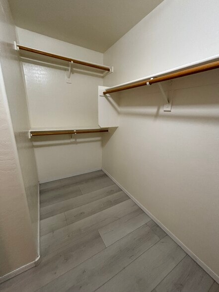 Specious walk in closet - 3464 S Moccasin Trl