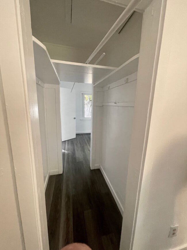 Building Photo - Adorable 2 Bedroom 1 Bath