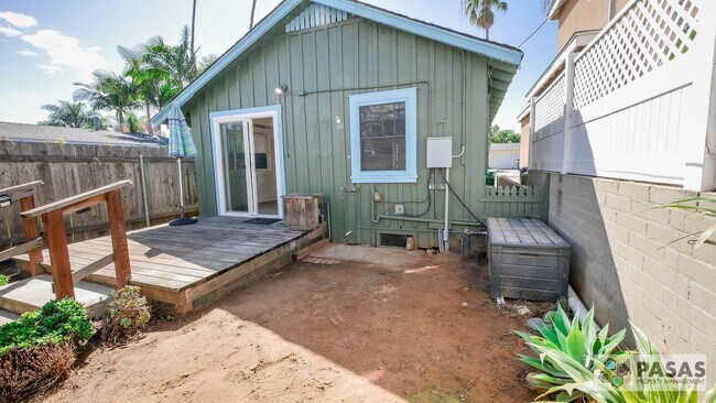 Building Photo - Historical 1 bedroom Cottage with yard!