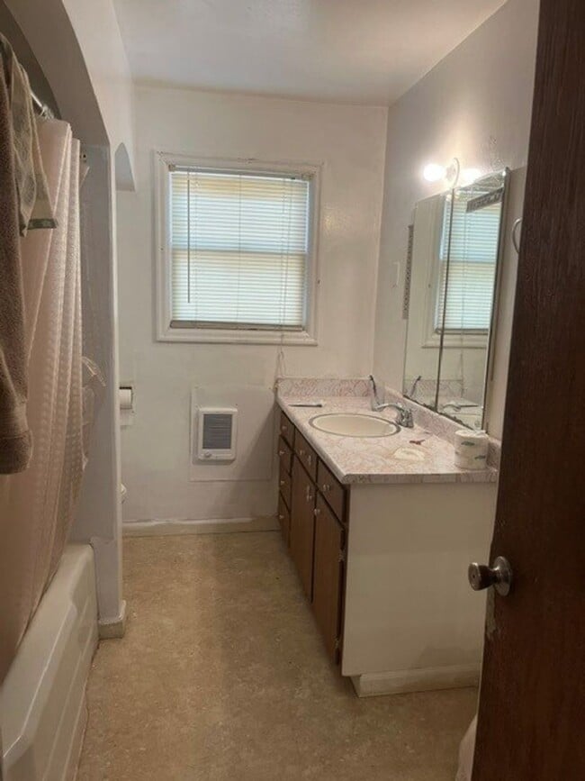 Building Photo - Spacious 3 bedroom home, available now!