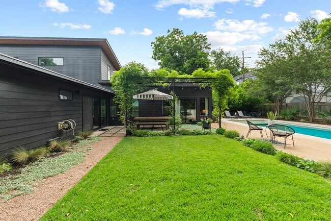 Building Photo - 3205 Locke Ln