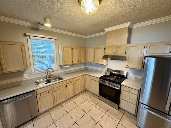 Building Photo - Elegant 2-Story Townhome with Sunroom & Lu...