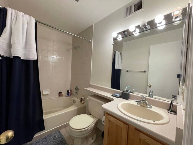 Building Photo - Perfect 2 Bedroom Condo