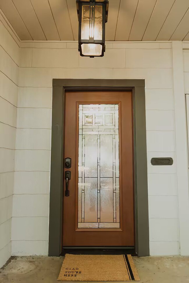 Building Photo - Historic Charm Meets Modern Comfort – Fully Furnished ~ $1000 Move in Special if Rented Furnished