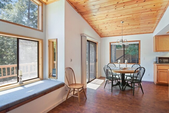 Building Photo - Cozy Armstrong Tract Long Term Furnished L...