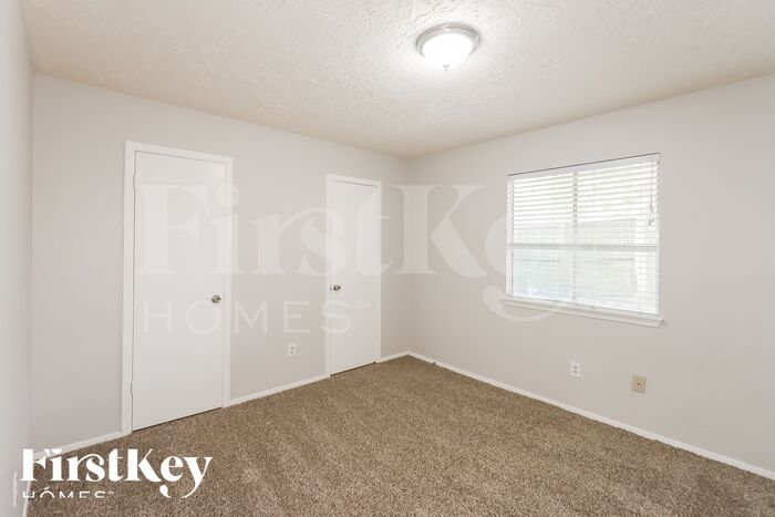 Building Photo - 13323 Oak Ledge Dr