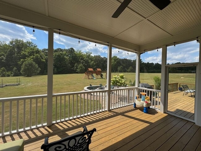 Building Photo - Lightly Furnished 4BR, 4BA Chapel Hill Hom...