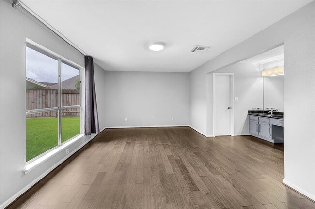 Building Photo - 2110 Highland Hills Dr