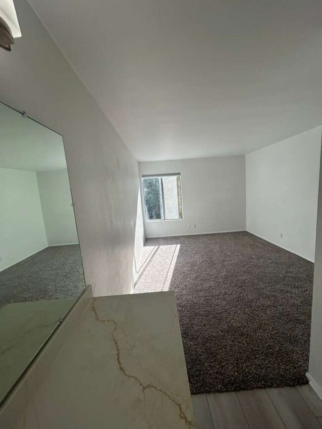 Building Photo - Renovated and Spacious, 1 bed 1 bath condo on 2nd floor! Move In Ready! First Month Free Rent!