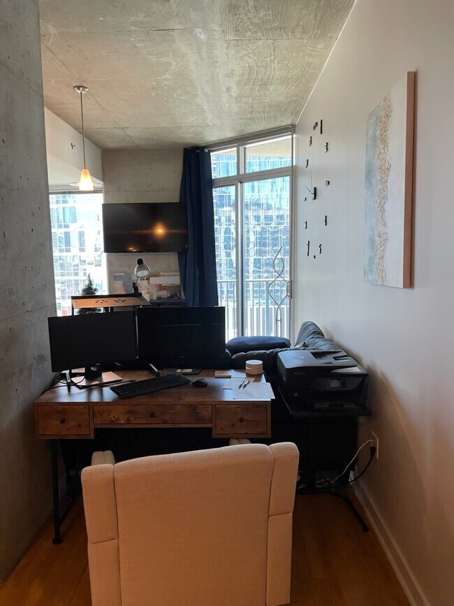 Mini Office - 301 Demonbreun St