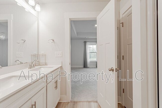 Building Photo - 30 Mardale Ln