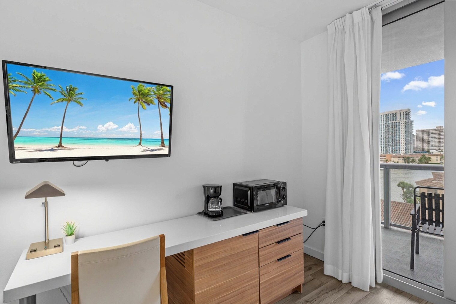 Building Photo - 2602 E Hallandale Beach Blvd