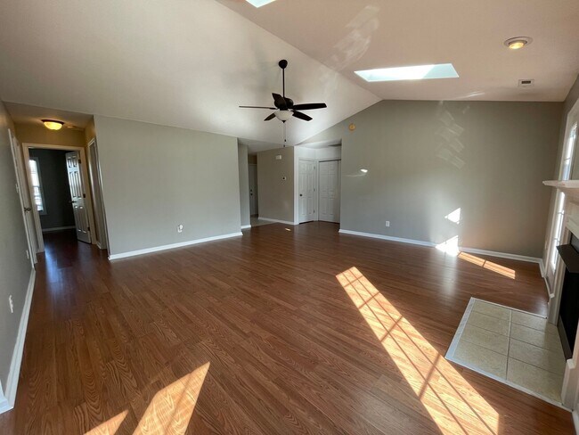 Building Photo - Absolutely Adorable!