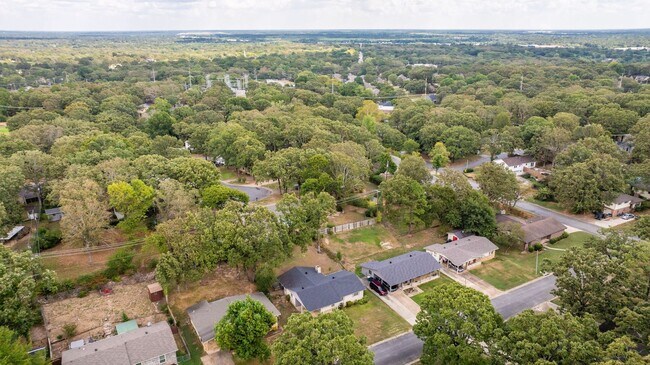 Building Photo - 6412 Chippewa Dr