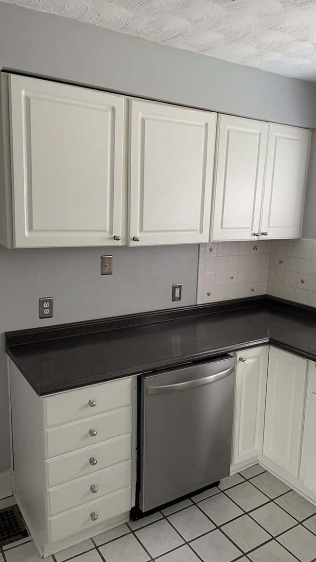 Building Photo - 1561 Sacramento Ave