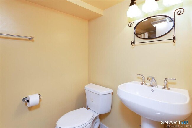 Building Photo - 18 Osee Pl