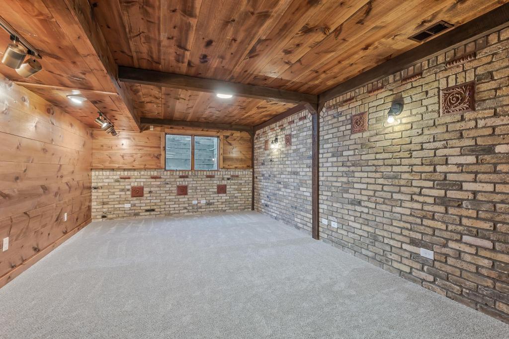 Building Photo - 833 Tyrol Ln