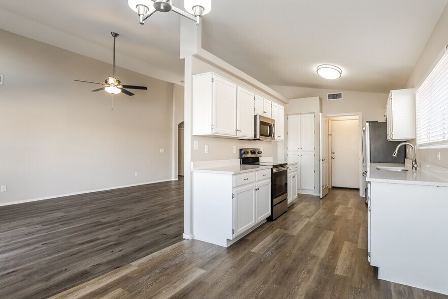 Building Photo - 12218 W Cambridge Ave