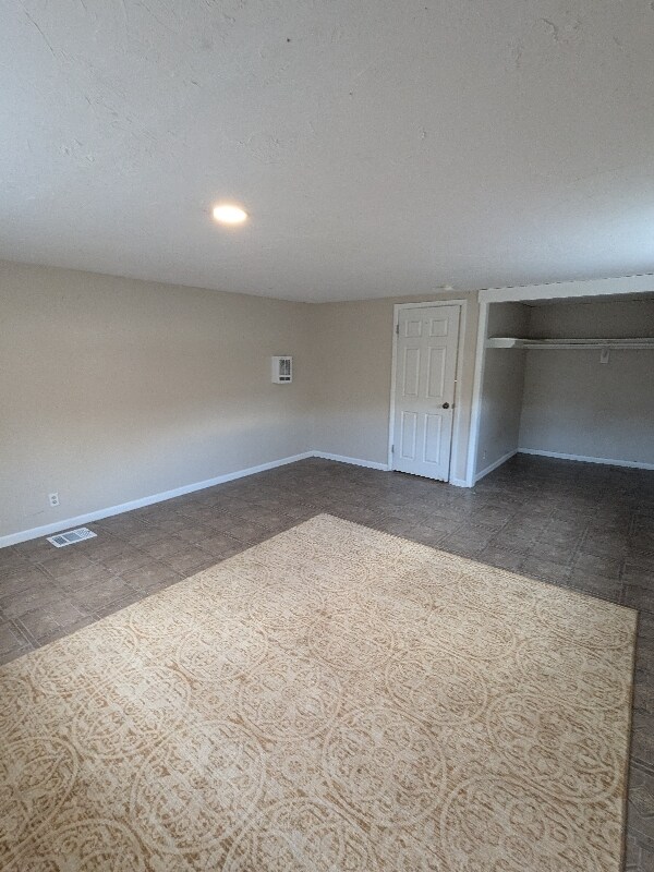 Building Photo - 106 E 1st S