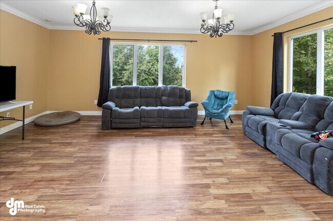 Building Photo - Spacious 5BD/3BA Home!