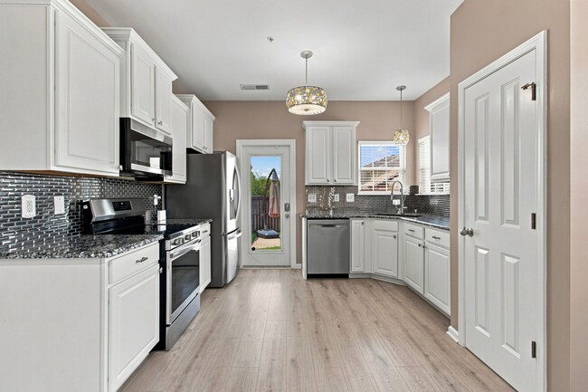 Building Photo - 2055 Hemlock Dr