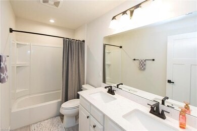 Building Photo - 2940 Fairview Dr