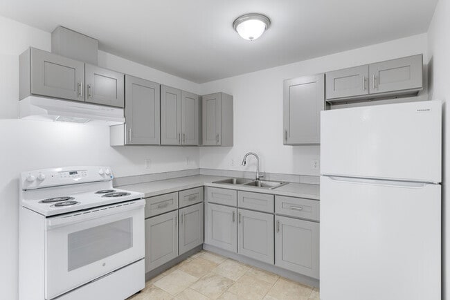 Building Photo - TWO BEDROOM ONE BATH APARTMENT IN LONGVIEW