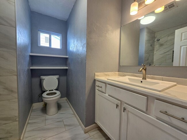 Building Photo - Cute 2 or 3 bedroom 1 bath near OBU