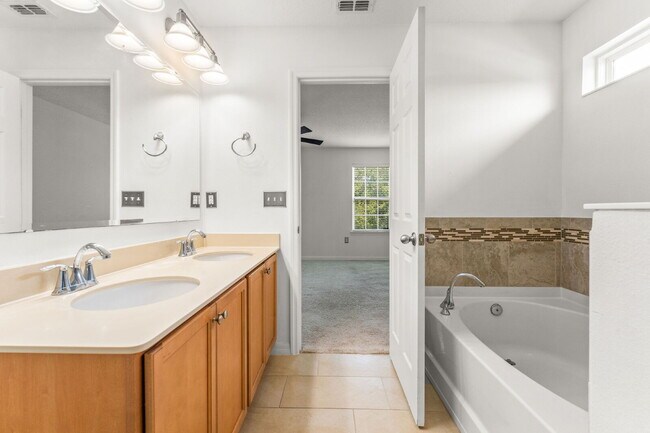 Building Photo - Spacious 3-Bed, 2.5 Bath End Unit Townhome in Windermere with 2 Car Garage!